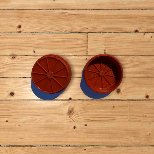 Grinder circulaire rouge scintillant, deux parties, avec base bleue.