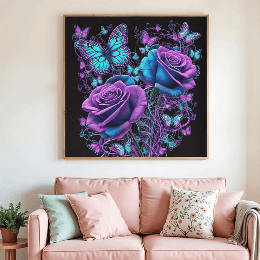 Tableau encadré de roses violettes et papillons turquoise, tiges et motifs floraux