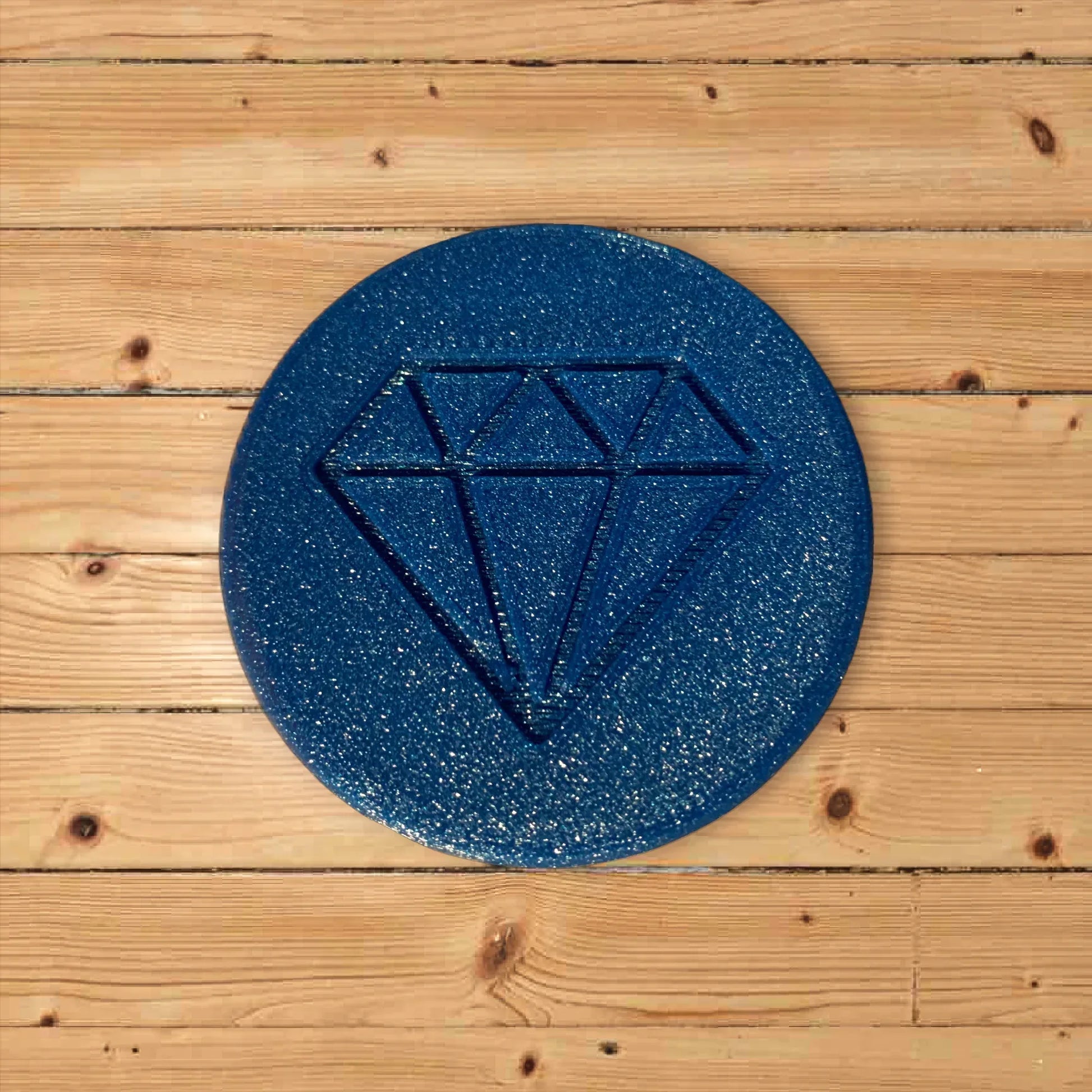 Grinder circulaire bleu scintillant avec motif diamant en relief.
