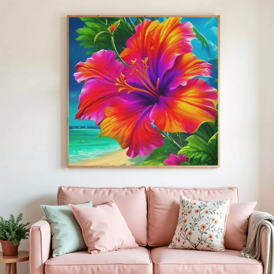 Peinture diamant Hibiscus soleil encadrée, posée au mur au-dessus d’un canapé.