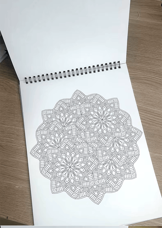 Carnet de coloriage à spirale avec mandala en lignes fines sur page blanche
