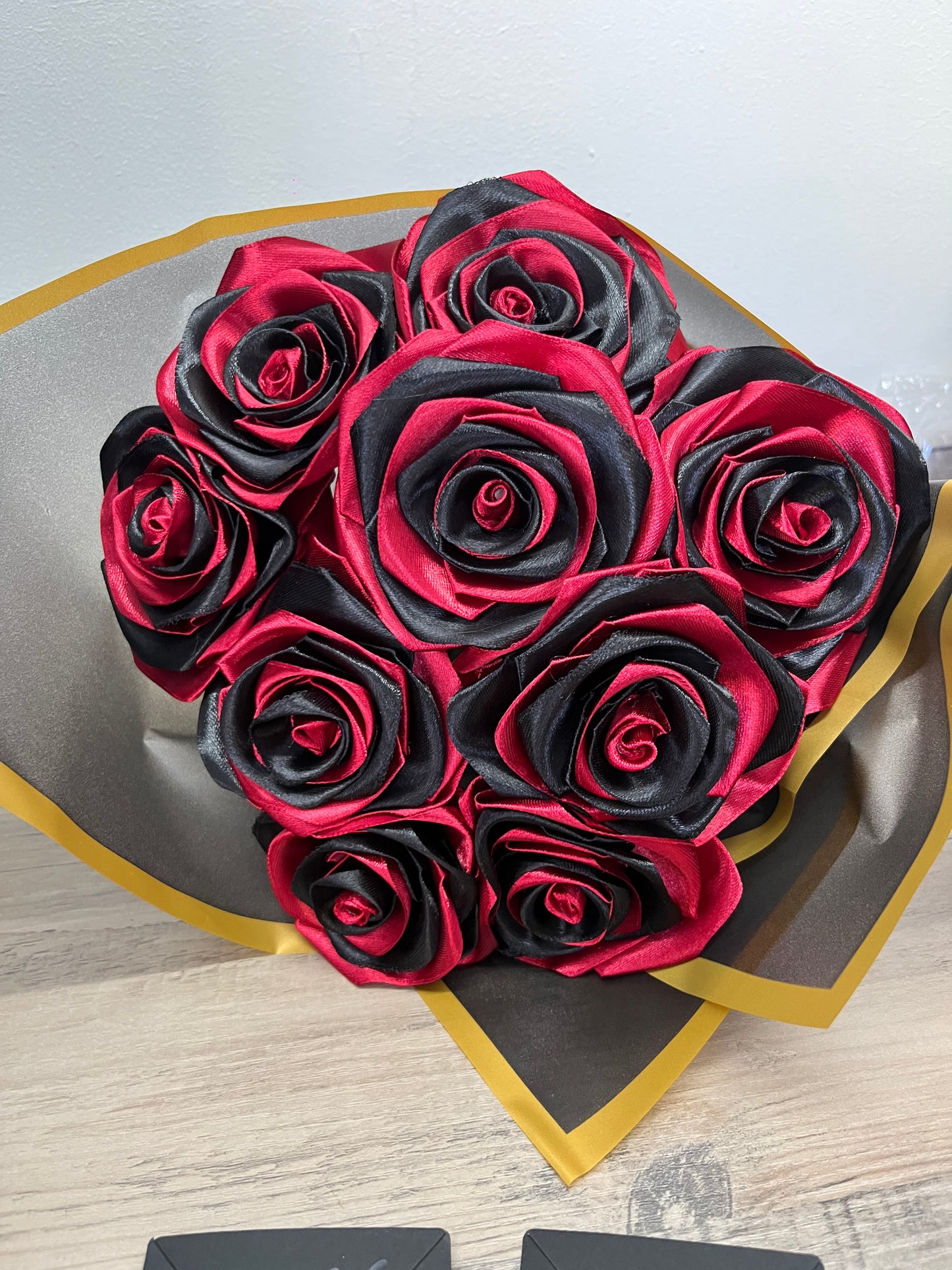 🌹✨ Bouquet de Roses Éternelles en Satin – Élégance Intemporelle