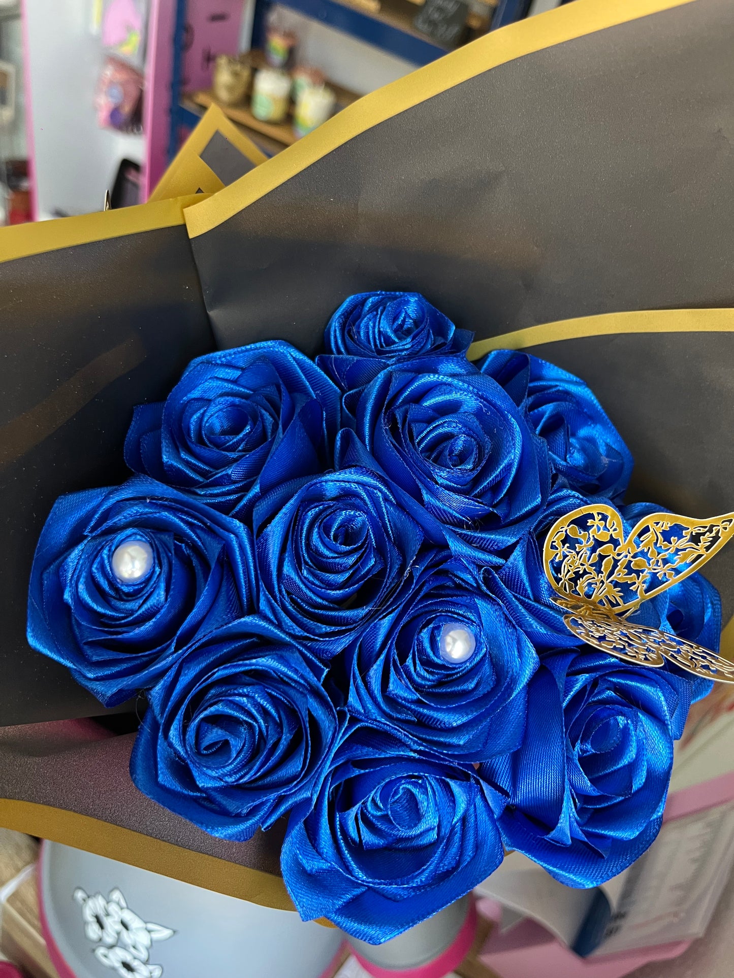 🌹✨ Bouquet de Roses Éternelles en Satin – Élégance Intemporelle