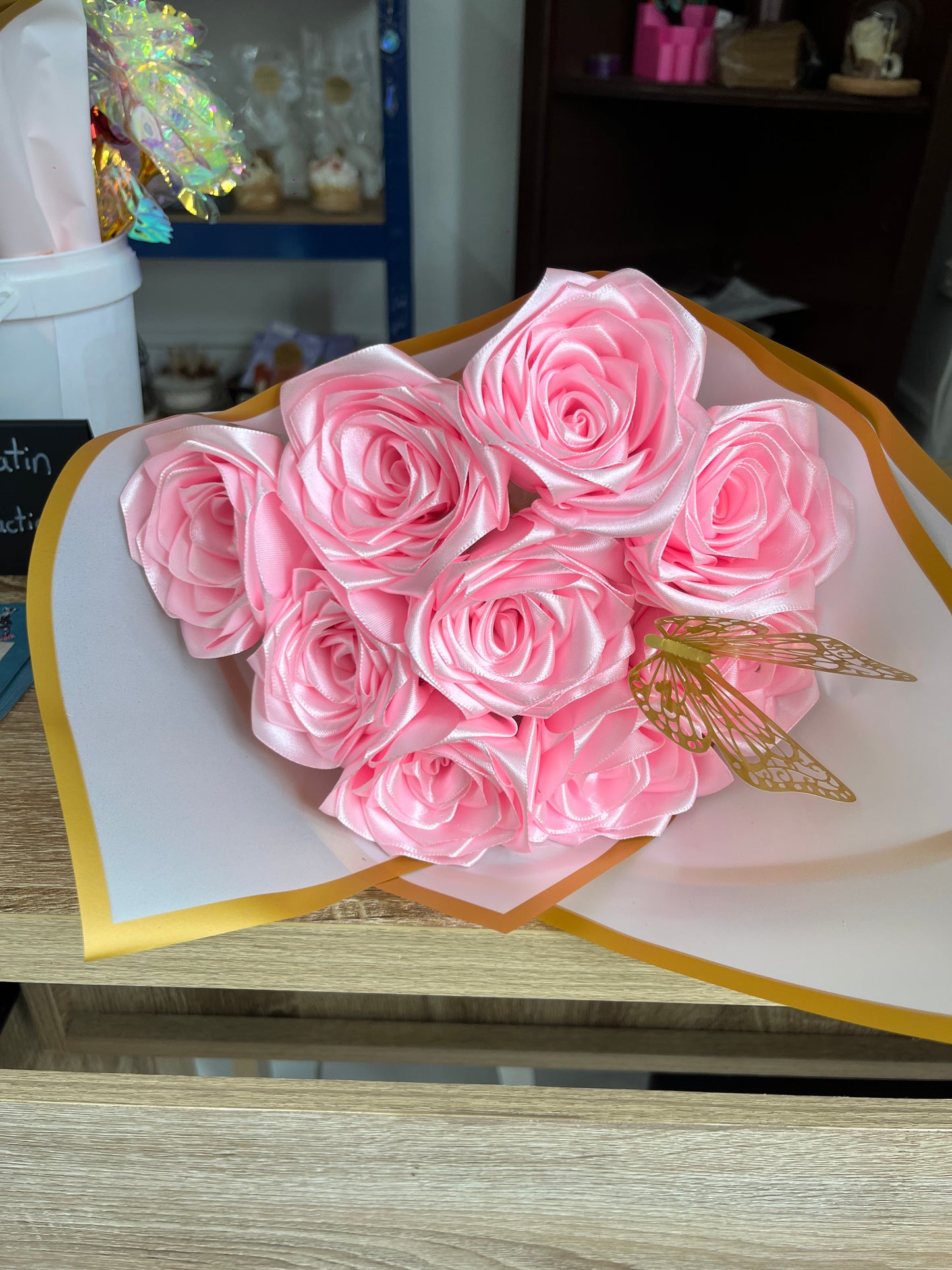 🌹✨ Bouquet de Roses Éternelles en Satin – Élégance Intemporelle
