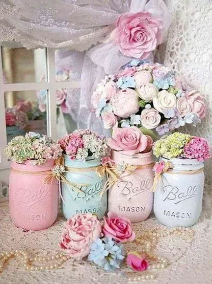 Bouquet de fleurs pastel dans des pots en verre, rubans et perles décoratives