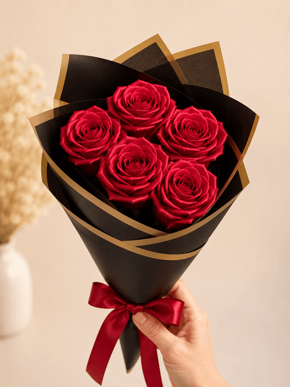 Bouquet DIY de 5 roses en satin rouges, papier noir et ruban rouge noué.